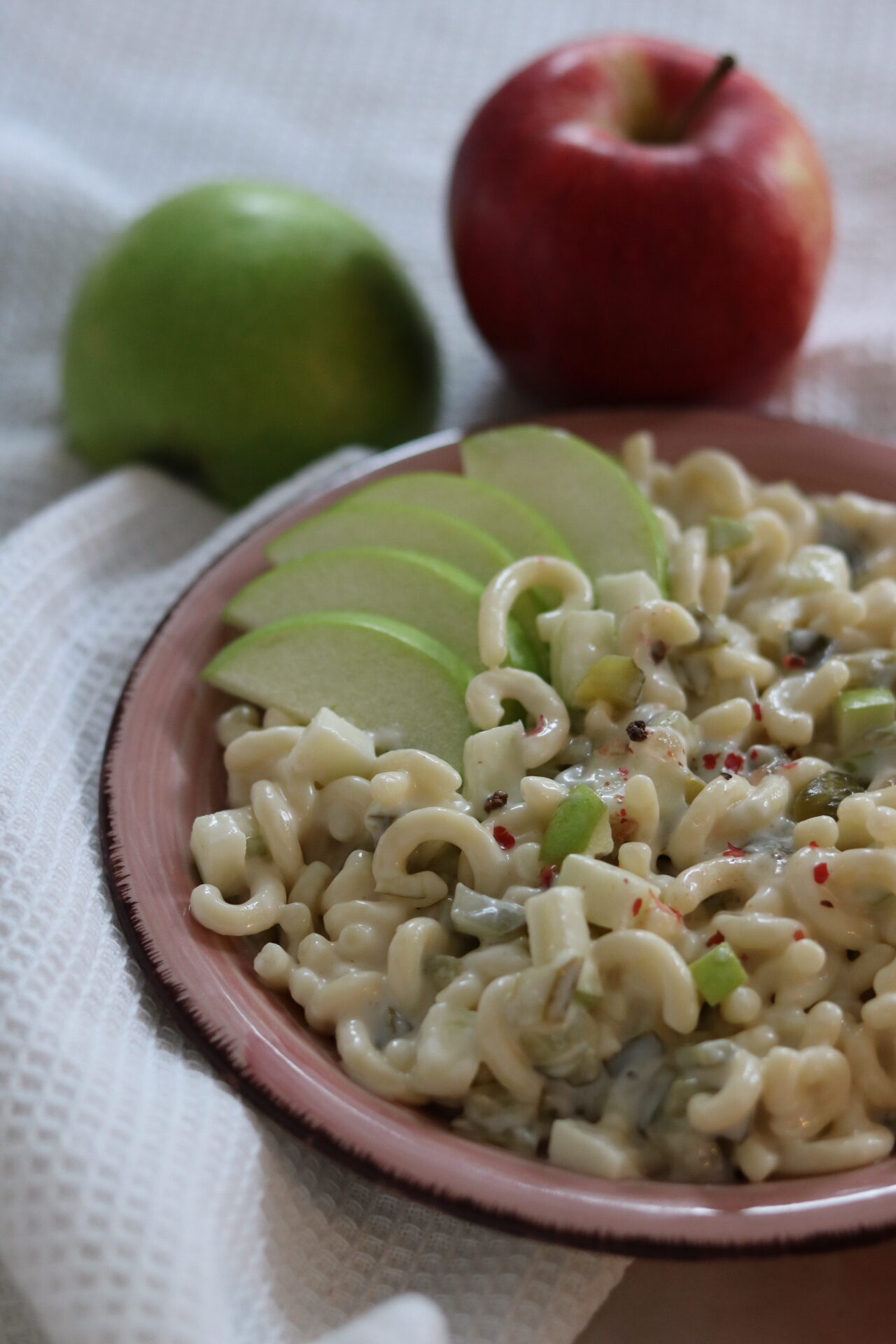 Apfel - Nudelsalat , fruchtig frisch und schnell gemacht aus nur vier ...