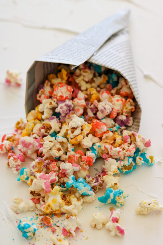 Buntes Popcorn mit Zuckerguss