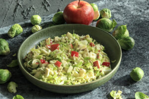 Roher Rosenkohlsalat mit Apfel und Sonnenblumenkernen