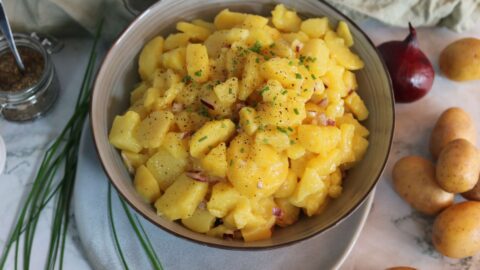 Bayrischer Kartoffelsalat mit Brühe, Essig & Öl