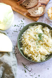 Bayrischer Krautsalat aus rohem Kraut