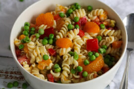 Nudelsalat mit Mandarinen und Erbsen