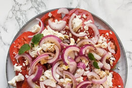 Tomaten Feta Salat mit roten Zwiebeln