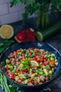 Shirazi Salat mit Tomaten und Gurken