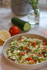 Reissalat mit Tomaten, Gurken und Avocado ohne Mayo