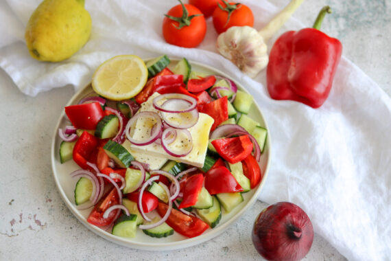Griechischer Salat mit Tomaten, Gurken, Paprika, Zwiebeln und Feta