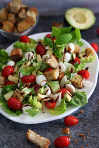 Brotsalat mit Tomaten und Mozzarella