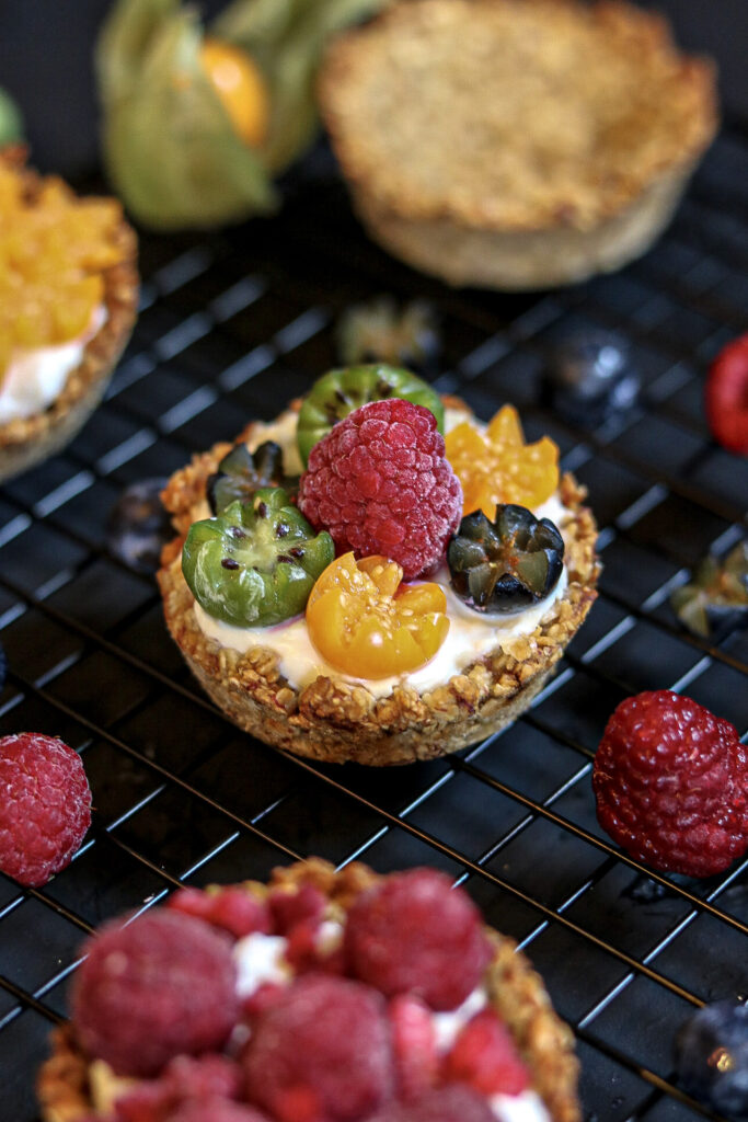 Bunte Granola Cups mit Joghurt und Obst