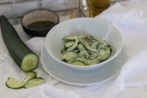 Gurkensalat mit Joghurt Dressing