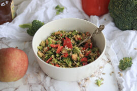 Brokkoli Salat mit Paprika, Apfel und Sonnenblumenkernen