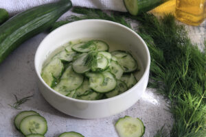 Gurkensalat mit Essig und Öl Dressing