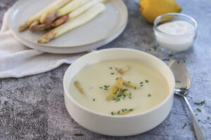 Klassische Spargelcremesuppe