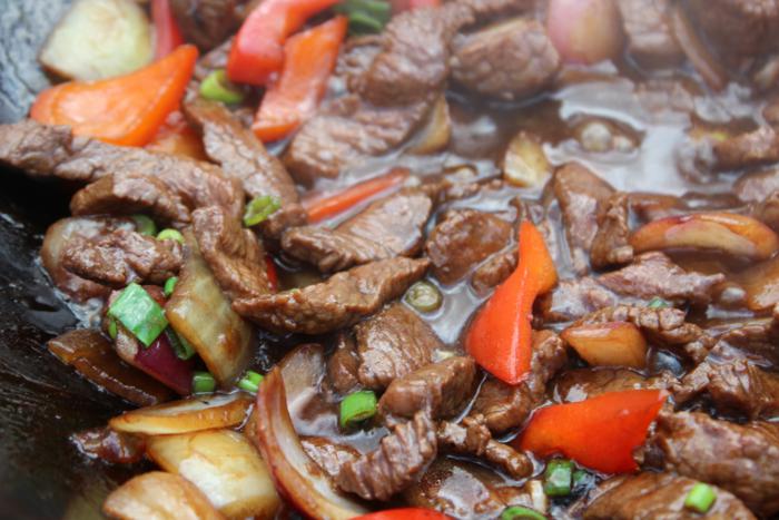 Rindfleisch mit Zwiebeln