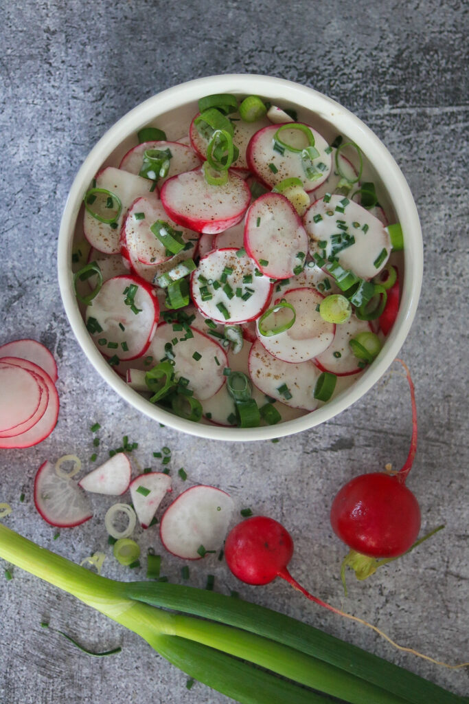 einfacher Salat aus Radieschen, Frühlingszwiebeln und Dressing