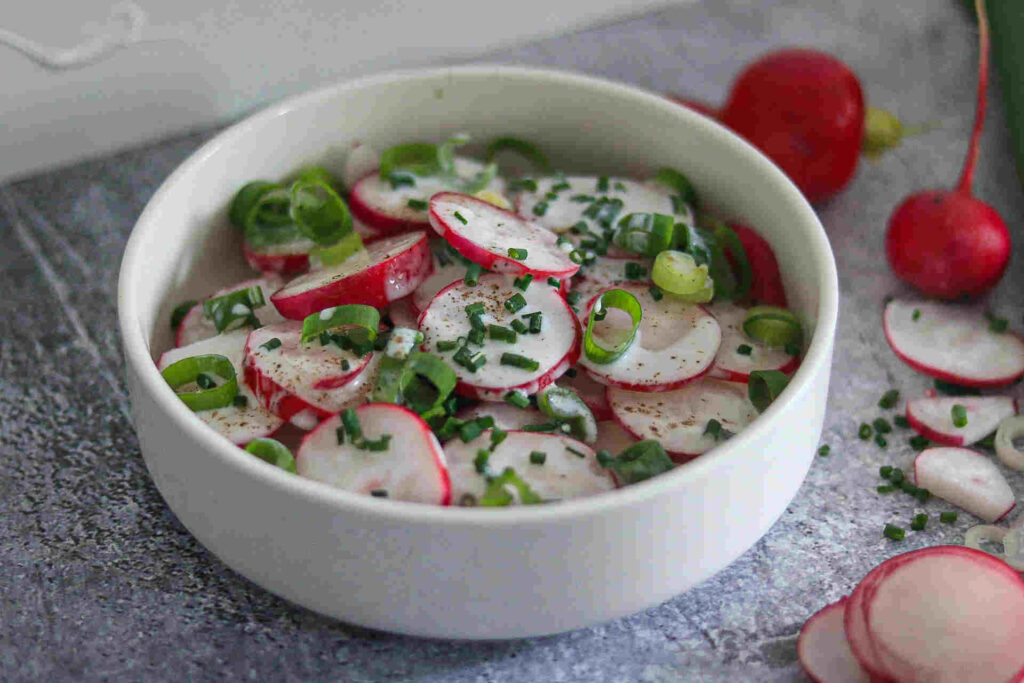 Radiesschensalat mit Essig und Öl, Saurer Sahne und Schnittlauch