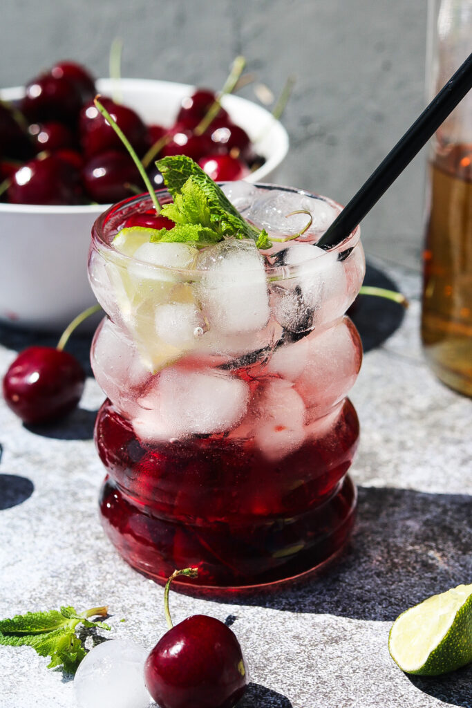 Cherry Lillet Spritz mit frischen Kirschen