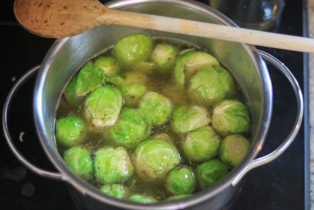 Rosenkohl in Brühe kochen